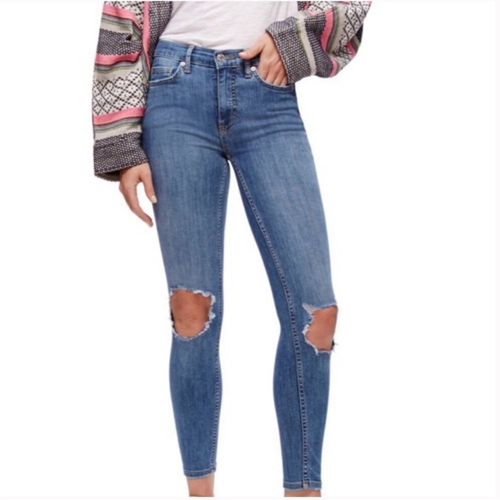 Light wash distressed busted knee skinny jeans
